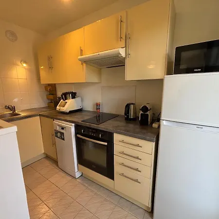 Cozy With Balcony Close To Garibaldi