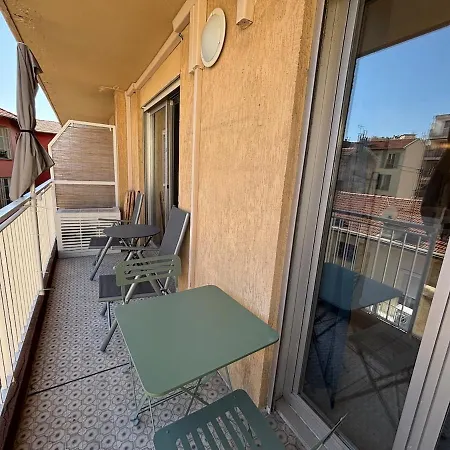 Cozy With Balcony Close To Garibaldi *