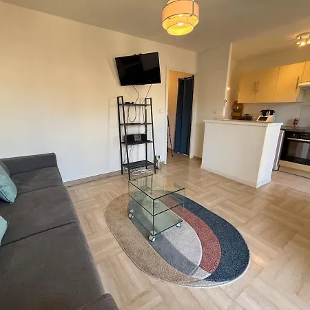 Cozy With Balcony Close To Garibaldi