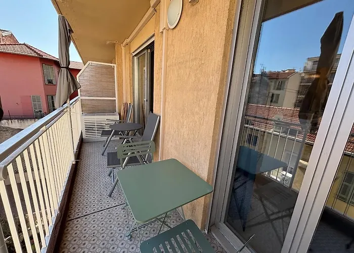 Cozy With Balcony Close To Garibaldi Apartmán