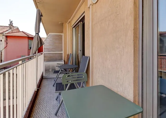Cozy With Balcony Close To Garibaldi Apartmán *