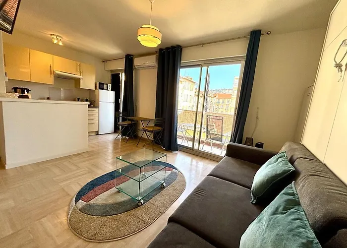 Cozy With Balcony Close To Garibaldi * Nice
