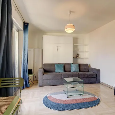 Cozy With Balcony Close To Garibaldi Apartament
